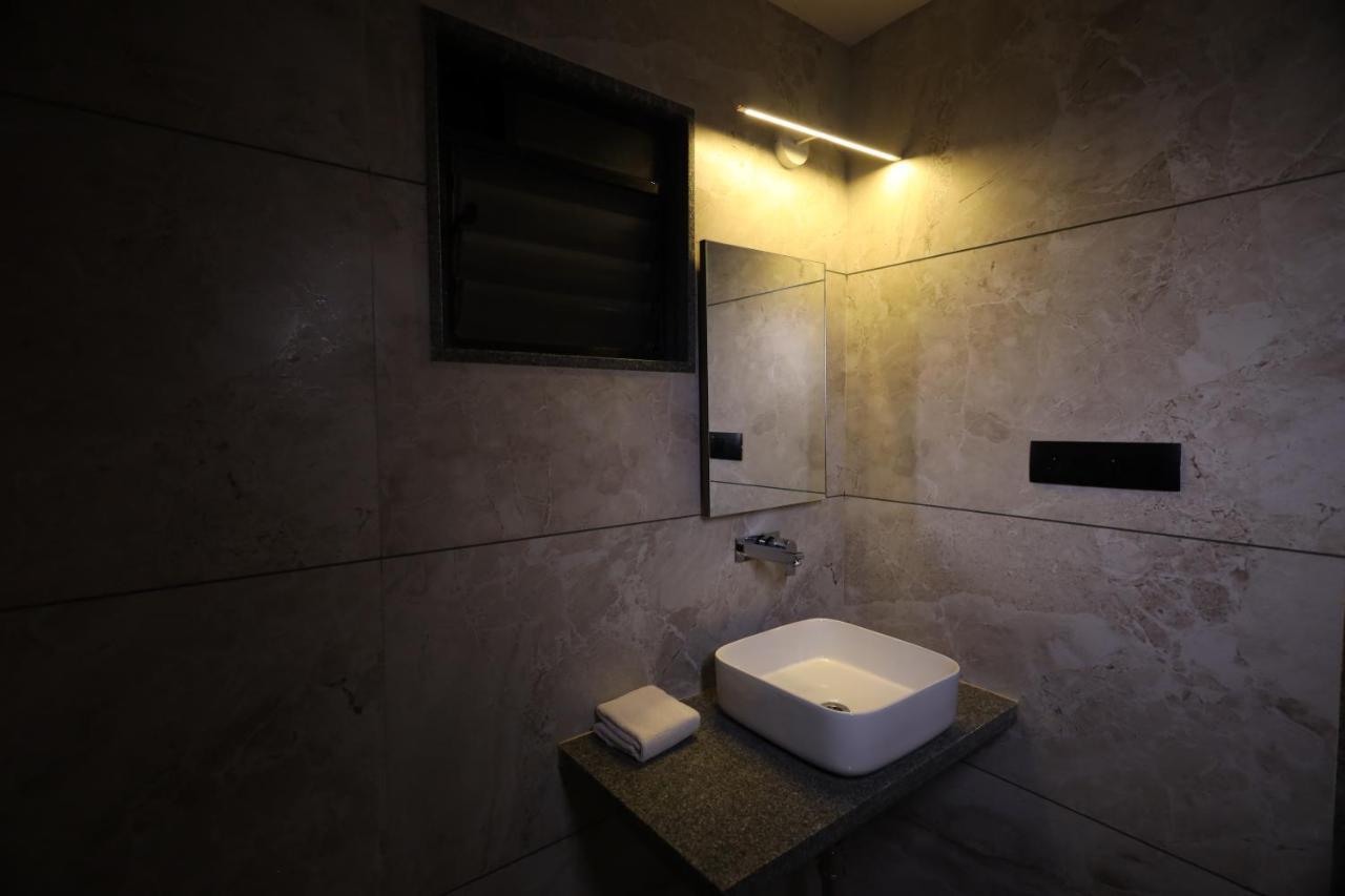Lords Eco Inn Navsari Екстериор снимка