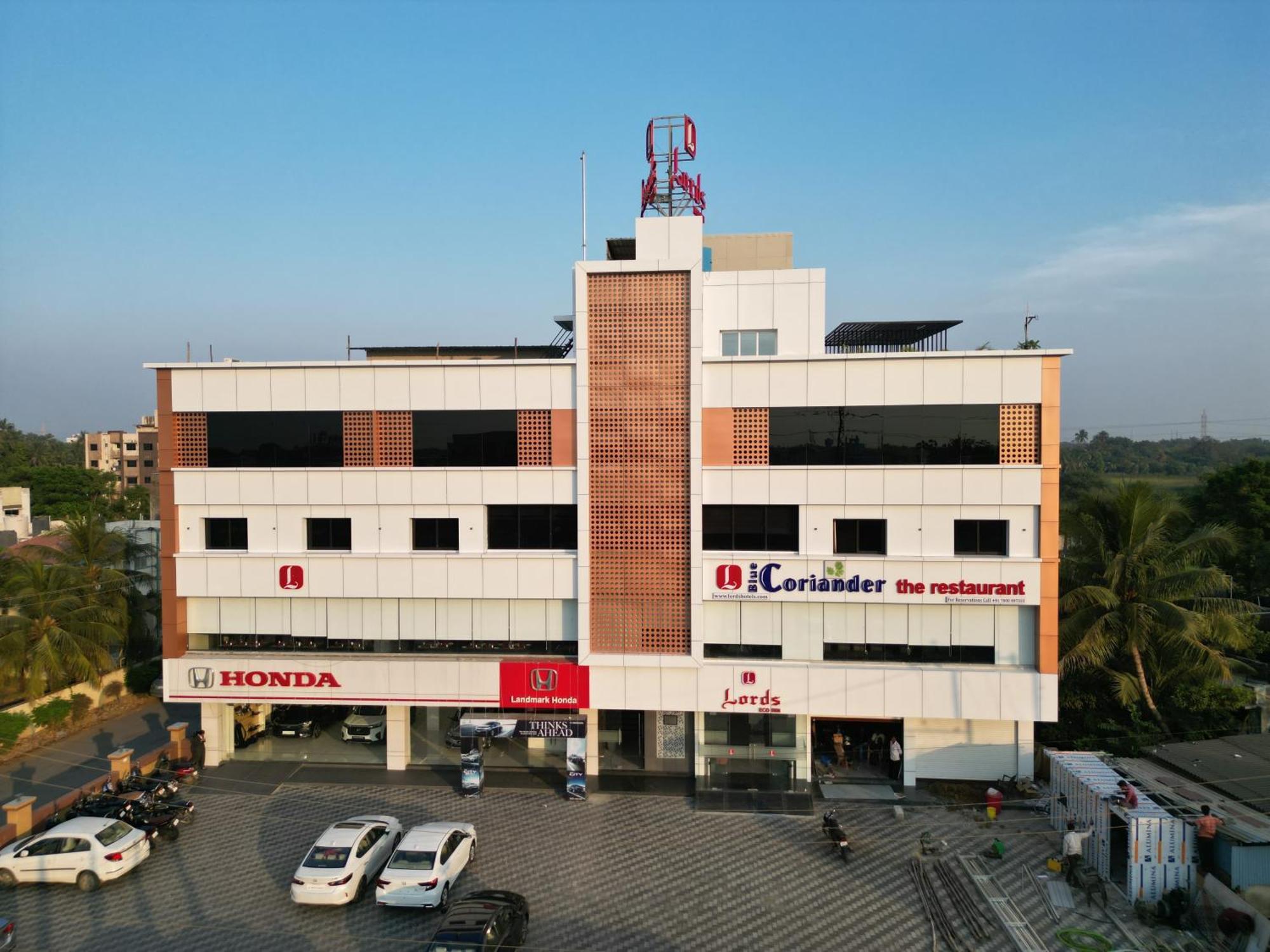 Lords Eco Inn Navsari Екстериор снимка
