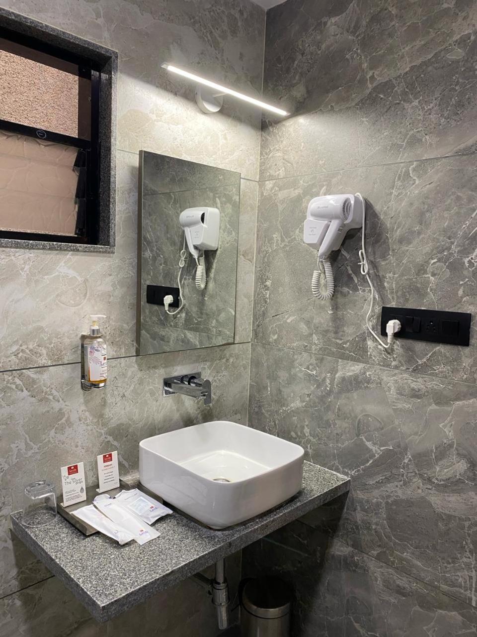 Lords Eco Inn Navsari Екстериор снимка